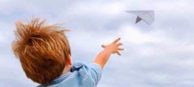 Мальчик запускаем самолет символизирует легкость